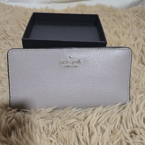 kate spade pebble leather wallet in light gray with gold logo